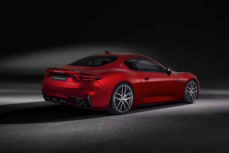 Về cân bằng trọng lượng, Folgore có tỷ lệ hoàn hảo 50:50 giữa các trục nhờ vị trí đặt pin, trong khi Modena và Trofeo được đánh giá ở mức 52:48 do khối lượng của động cơ V6 ở phía trước.