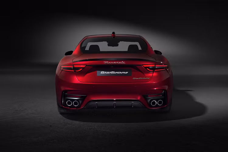 GranTurismo đi kèm với một khoang lái kỹ thuật số hoàn toàn bao gồm cụm công cụ kỹ thuật số 12,2 inch có thể cấu hình, màn hình hiển thị head-up, màn hình cảm ứng thông tin giải trí 12,3 inch và một màn hình cảm ứng 8,8 inch khác trên bảng điều khiển trung tâm.