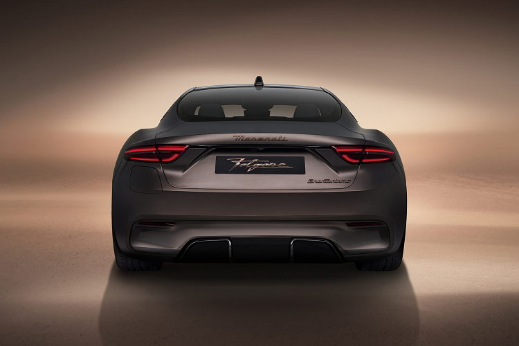 Các chi tiết đặc trưng bao gồm nắp ca-pô hình vỏ sò tích hợp các hốc gió, mũi xe thấp với biểu tượng Trident, đèn pha gắn trên chắn bùn lấy cảm hứng từ MC20 và Grecale, chắn bùn sau cơ bắp và đèn hậu LED mỏng được bố trí theo chiều ngang. Sự khác biệt về kiểu dáng giữa ba biến thể là tinh tế nhưng đáng chú ý.