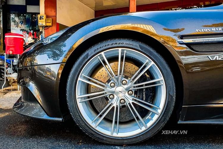 Aston Martin Vanquish của Đặng Lê Nguyên Vũ thuộc thế hệ thứ 2 và có ngoại thất màu nâu chì độc đáo, đi kèm bộ mâm đa chấu màu bạc sáng loáng và kẹp phanh màu đen tạo điểm nhấn.