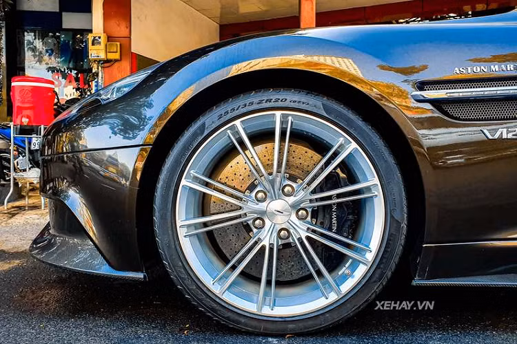 Aston Martin Vanquish của Đặng Lê Nguyên Vũ thuộc thế hệ thứ 2 và có ngoại thất màu nâu chì độc đáo, đi kèm bộ mâm đa chấu màu bạc sáng loáng và kẹp phanh màu đen tạo điểm nhấn.