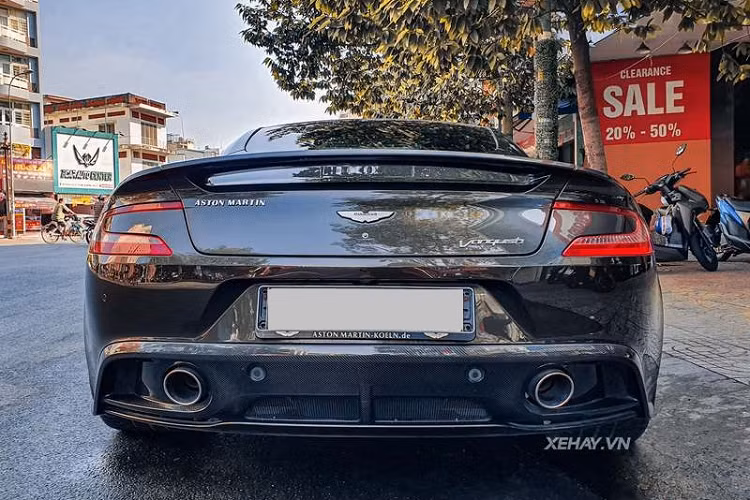 Phần đầu của Aston Martin Vanquish màu sơn chì này gây ấn tượng nhờ lưới tản nhiệt nan ngang sơn tối, cánh gió sợi carbon bên dưới và cản trước thể thao. Chưa hết, xe còn có nắp ca-pô dập gân nổi cá tính, kèm theo 2 khe gió giúp tăng tính khí động học cho xe.