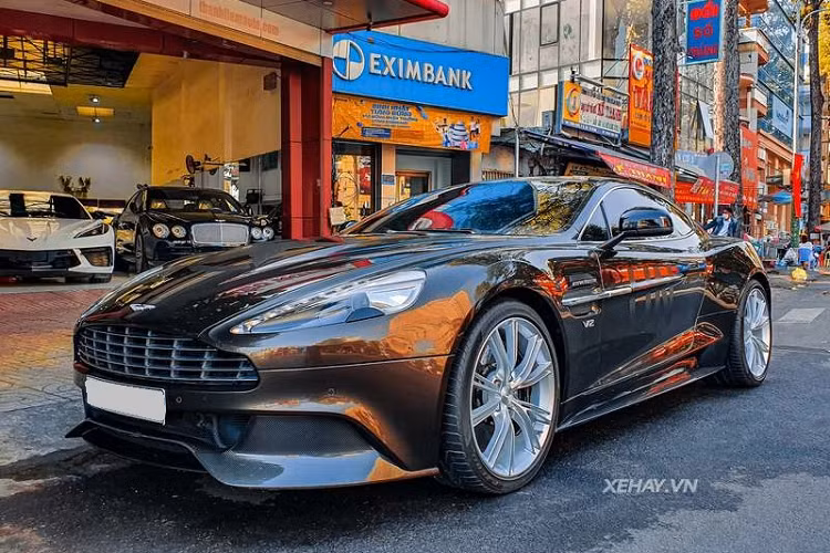 Chiếc Aston Martin Vanquish hàng hiếm trong bài là của Chủ tịch tập đoàn Trung Nguyên, ông Đặng Lê Nguyên Vũ. Tuy nhiên, xe rất ít khi được lăn bánh trên đường phố, đây là một trong những lần hiếm hoi.