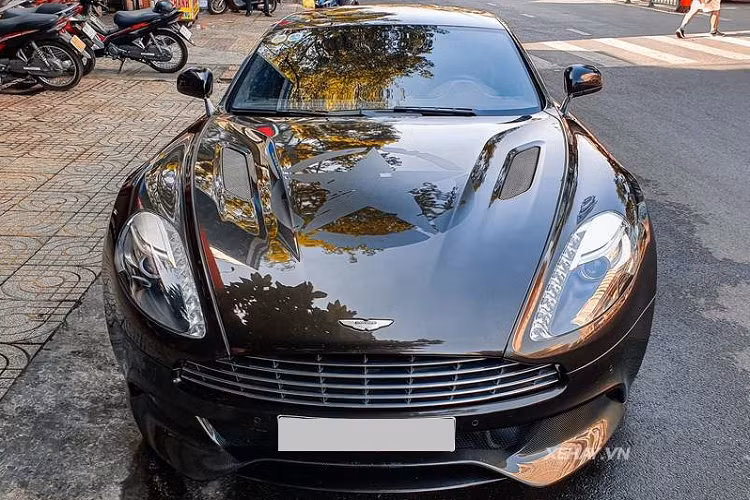 "Trái tim" của siêu xe Aston Martin Vanquish là khối động cơ V12 hút khí tự nhiên dung tích 5.9 lít cho công suất 568 mã lực và mô men xoắn cực đại 630 Nm, giúp xe tăng tốc từ 0 - 100 km/h chỉ trong 3,6 giây, trước khi cán tốc độ tối đa 324 km/h.