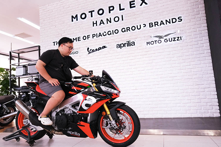 Đi kèm với khối động cơ V4 1.077cc, xe được trang bị tiêu chuẩn hệ thống treo bán chủ động Öhlins Smart EC 2.0 đem lại khả năng cân bằng đáng kinh ngạc.