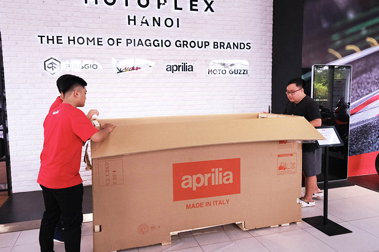 Học hỏi từ các giải đua World SBK và MotoGP; Cấu trúc khung thân của Touno V4 đã được bổ sung thêm một cánh tay đòn bằng hợp kim nhôm trọng lượng nhẹ hơn với nẹp gia cường thấp hơn, tăng độ ổn định của đuôi xe khi tăng tốc.