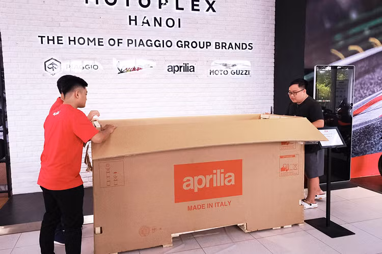 Học hỏi từ các giải đua World SBK và MotoGP; Cấu trúc khung thân của Touno V4 đã được bổ sung thêm một cánh tay đòn bằng hợp kim nhôm trọng lượng nhẹ hơn với nẹp gia cường thấp hơn, tăng độ ổn định của đuôi xe khi tăng tốc.