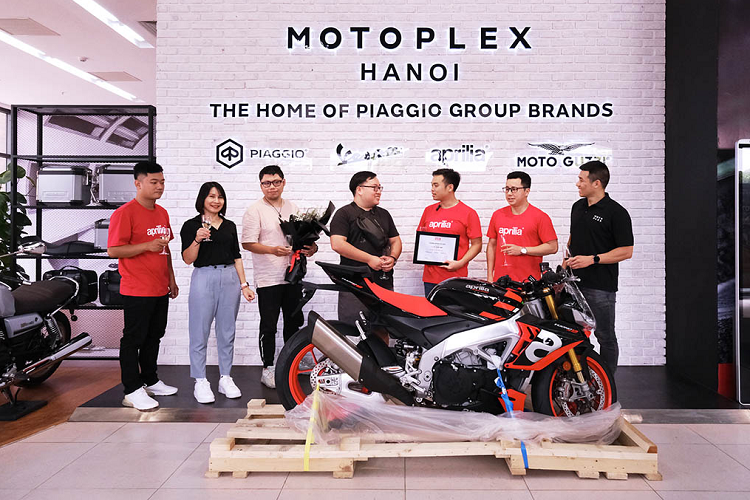 Ngoài ra, xe còn có phiên bản Tuono V4 với 2 tuỳ chọn phối màu gồm Xám Tarmac Grey và Trắng Glacier White. Chủ xe có thể trang bị thêm phụ kiện cặp giá đựng đồ bất đối xứng theo ý muốn. Tại Việt Nam, giá xe Aprilia Tuono V4 và Aprilia Tuono V4 Factory nhập khẩu nguyên chiếc từ Ý với mức giá niêm yết lần lượt là 680 và 750 triệu đồng.