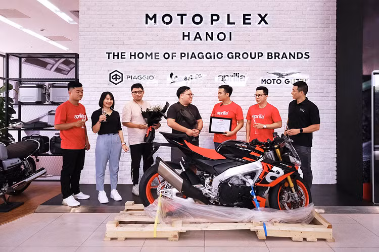 Ngoài ra, xe còn có phiên bản Tuono V4 với 2 tuỳ chọn phối màu gồm Xám Tarmac Grey và Trắng Glacier White. Chủ xe có thể trang bị thêm phụ kiện cặp giá đựng đồ bất đối xứng theo ý muốn. Tại Việt Nam, giá xe Aprilia Tuono V4 và Aprilia Tuono V4 Factory nhập khẩu nguyên chiếc từ Ý với mức giá niêm yết lần lượt là 680 và 750 triệu đồng.