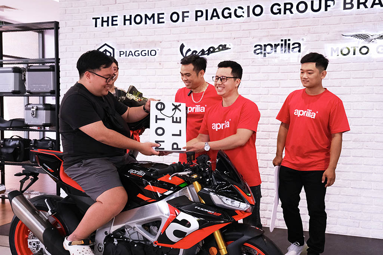 Chiếc Aprilia Tuono V4 2022 lần đầu tiên xuất hiện tại Việt Nam là phiên bản Factory, với màu sơn phối đỏ - đen. Xen giữa là những chi tiết kim loại được giữ nguyên màu xám cực khoẻ khoắn.