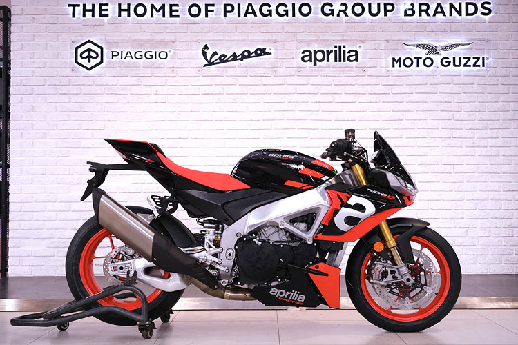 Trải qua nhiều năm kinh nghiệm cạnh tranh trong phân khúc Hypernaked, Aprilia Tuono V4 của Ý đã được tinh chỉnh để đem lại hiệu suất vận hành tối ưu, bất kể khi chạy trên đường phố hay trong trường đua.