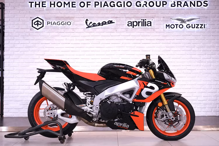 Trải qua nhiều năm kinh nghiệm cạnh tranh trong phân khúc Hypernaked, Aprilia Tuono V4 của Ý đã được tinh chỉnh để đem lại hiệu suất vận hành tối ưu, bất kể khi chạy trên đường phố hay trong trường đua.