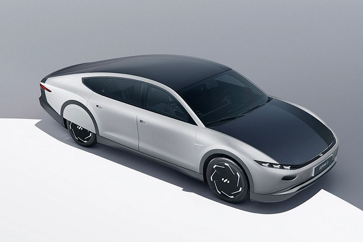 Theo công bố của nhà sản xuất, Lightyear Zero có thể vận hành tối đa 725 km trong chu trình thử nghiệm WLTP ở châu Âu. Mẫu xe này được thiết kế để tối ưu tính hiệu quả trong sử dụng, thay vì chú trọng vào các yếu tố như tốc độ và khả năng tăng tốc. Khi được giao đến khách hàng, Lightyear Zero sẽ sở hữu trọng lượng 1.575 kg, nặng hơn khoảng 260 kg so với thiết kế ban đầu.