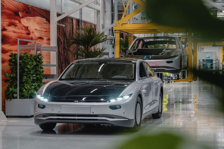 Điều này cho phép Zero có thể vận hành bình thường trong nhiều tháng liền mà không cần phải cắm sạc. Lightyear Zero chạy điện được trang bị bộ pin 61,2 kWh. Xe sở hữu bốn động cơ điện tương ứng với từng bánh xe, sản sinh công suất tổng hợp 101 kW cùng mô-men xoắn 1.200 Nm.