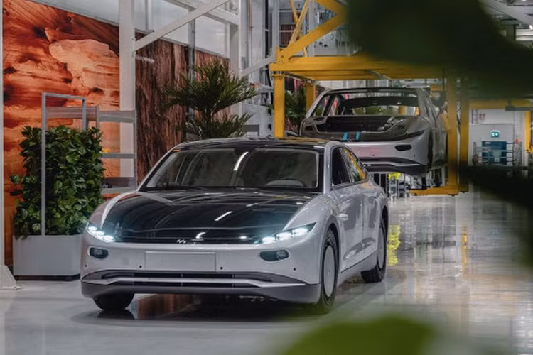 Điều này cho phép Zero có thể vận hành bình thường trong nhiều tháng liền mà không cần phải cắm sạc. Lightyear Zero chạy điện được trang bị bộ pin 61,2 kWh. Xe sở hữu bốn động cơ điện tương ứng với từng bánh xe, sản sinh công suất tổng hợp 101 kW cùng mô-men xoắn 1.200 Nm.