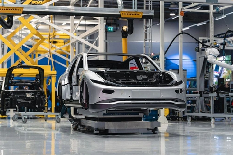 Nhìn thoáng qua, Lightyear Zero chạy năng lượng mặt trời có thể trông giống bất kỳ chiếc xe điện cao cấp nào khác trên thị trường. Điểm đặc biệt của nó nằm rải rác trên khắp xe. Cụ thể, Lightyear tuyên bố thân xe của Zero mang theo số pin mặt trời có diện tích khoảng năm mét vuông, giúp gia tăng phạm vi hoạt động của mẫu xe điện này thêm 12 km mỗi giờ trong điều kiện đủ ánh sáng mặt trời.