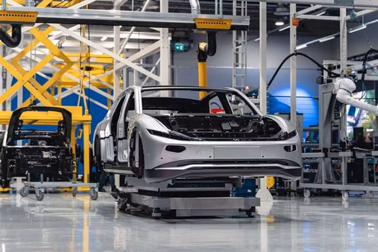 Nhìn thoáng qua, Lightyear Zero chạy năng lượng mặt trời có thể trông giống bất kỳ chiếc xe điện cao cấp nào khác trên thị trường. Điểm đặc biệt của nó nằm rải rác trên khắp xe. Cụ thể, Lightyear tuyên bố thân xe của Zero mang theo số pin mặt trời có diện tích khoảng năm mét vuông, giúp gia tăng phạm vi hoạt động của mẫu xe điện này thêm 12 km mỗi giờ trong điều kiện đủ ánh sáng mặt trời.