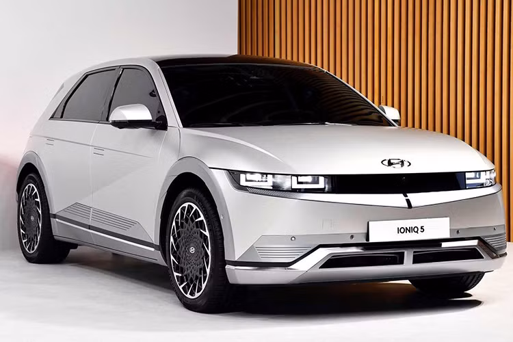 Tham gia triển lãm Indonesia International Motor Show (IIMS) 2022, hãng Hyundai đã chính thức giới thiệu mẫu ôtô điện Ioniq 5 với khách hàng ở đất nước vạn đảo. Điều đặc biệt là Hyundai Ioniq 5 2022 mới dành cho thị trường Indonesia được lắp ráp nội địa.