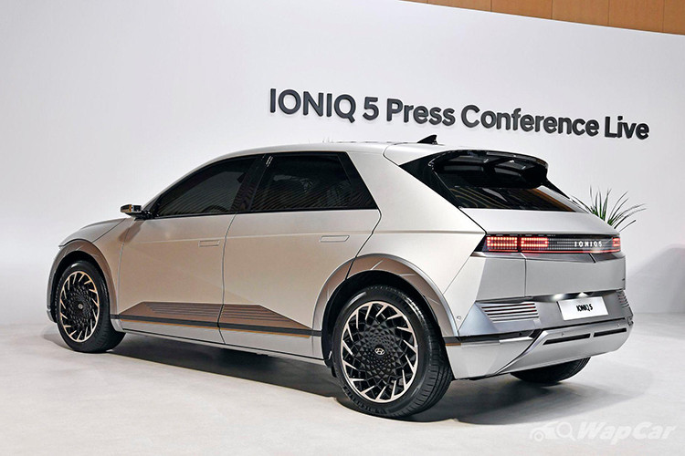 Kích thước khá lớn này mang đến khoang hành lý có thể tích 527 lít hoặc 1.587 lít nếu ghế sau gập xuống. Tại thị trường Indonesia, Hyundai Ioniq 5 được chia thành 2 phiên bản là Prime và Signature. Hai phiên bản này đều có 2 bản trang bị là Standard Range và Long Range.