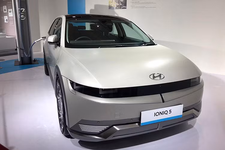 Ở bản Signature, xe sẽ có gói công nghệ an toàn Hyundai SmartSense đầy đủ hơn với hệ thống hỗ trợ đèn pha, hỗ trợ tránh va chạm phía trước, cảnh báo mất tập trung cho người lái, cảnh báo khi xe phía trước khởi hành, hệ thống kiểm soát hành trình thông minh, hỗ trợ giữ làn đường, hỗ trợ bám làn đường, phát hiện điểm mù, hỗ trợ tránh va chạm trong điểm mù, cảnh báo phương tiện cắt ngang khi lùi và cảnh báo va chạm khi mở cửa. Hiện giá xe Hyundai Ioniq 5 2022 tại Indonesia vẫn chưa được hé lộ.