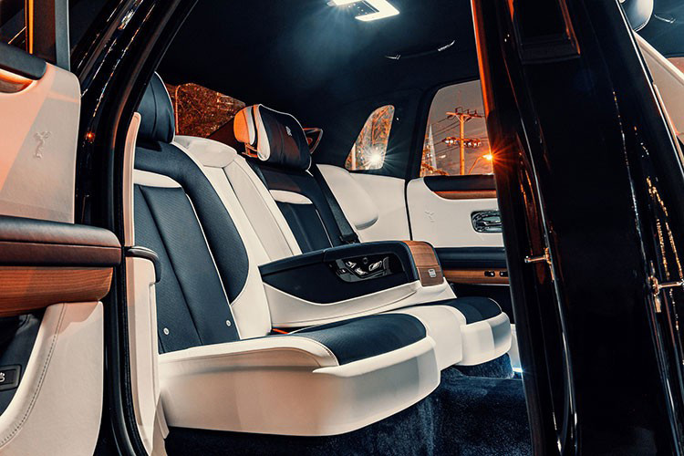 Các trang bị đẳng cấp trên Rolls-Royce Ghost 2021 có thể kể tới như hệ thống camera Flagbearer, màn hình trải trí cỡ lớn, đồng hồ đo kỹ thuật số, hệ thống âm thanh Bespoke 18 loa công suất 1.300 watt; bầu trời sao Starlight Headliner mới; hệ thống phát Wifi trong cabin xe; camera 360 độ, HUD...Chiếc Ghost này có cấu hình 4 chỗ ngồi.