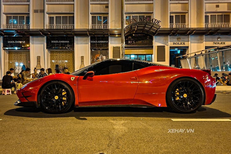 Với gói độ của Misha Designs, 458 Italia trở nên hấp dẫn và hầm hố hơn rất nhiều nhờ các vòm bánh xe mở rộng, nẹp sườn làm bằng sợi carbon, các cản va trước/sau tinh chỉnh hay nắp ca-pô sửa đổi.