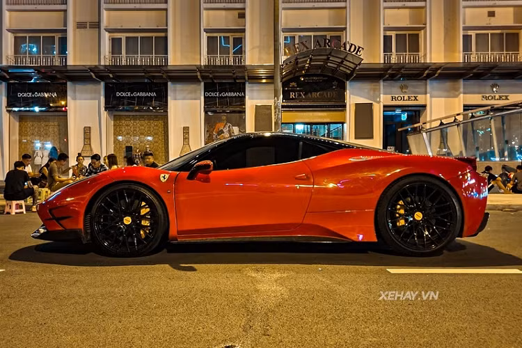 Với gói độ của Misha Designs, 458 Italia trở nên hấp dẫn và hầm hố hơn rất nhiều nhờ các vòm bánh xe mở rộng, nẹp sườn làm bằng sợi carbon, các cản va trước/sau tinh chỉnh hay nắp ca-pô sửa đổi.