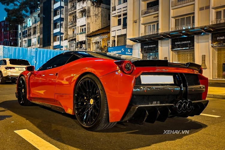 Di chuyển ra sau, đuôi xe được bổ sung một cánh giỏ nhỏ, và phần cản sau là loại mới, tích hợp thêm các hốc gió lớn, dễ khiến chúng ta liên tưởng đến hypercar LaFerrari.