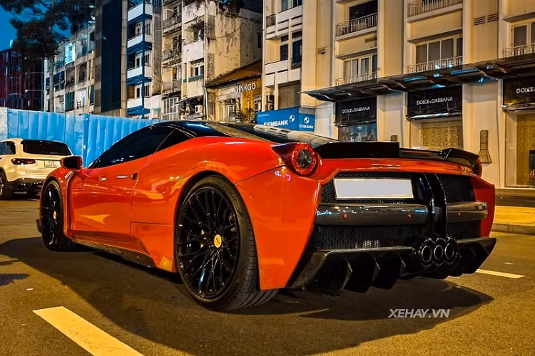 Di chuyển ra sau, đuôi xe được bổ sung một cánh giỏ nhỏ, và phần cản sau là loại mới, tích hợp thêm các hốc gió lớn, dễ khiến chúng ta liên tưởng đến hypercar LaFerrari.