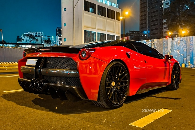 Có một thời gian xe đã được dán decal màu trắng - trước khi độ bodykit của hãng Misha Designs, chiếc siêu xe Ferrari 458 Italia này đã qua tay khá nhiều đời chủ và hiện đang "kết duyên" với vị doanh nhân trẻ tuổi Tống Đông Khuê.