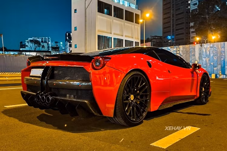 Có một thời gian xe đã được dán decal màu trắng - trước khi độ bodykit của hãng Misha Designs, chiếc siêu xe Ferrari 458 Italia này đã qua tay khá nhiều đời chủ và hiện đang "kết duyên" với vị doanh nhân trẻ tuổi Tống Đông Khuê.