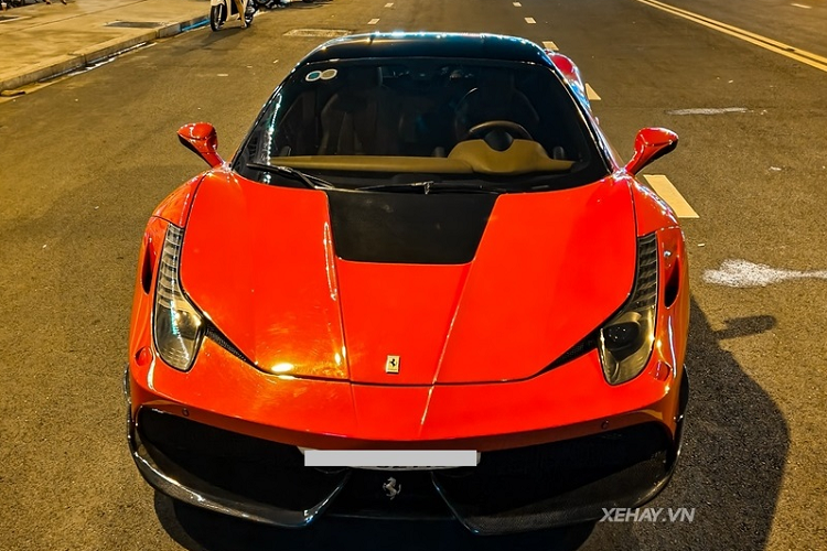 Cụ thể, ở phía trước, thiết kế cản nguyên bản được được thay thế bằng hai hốc gió lớn cùng phần cản được kéo dài ra phía trước, trong khi đó, nắp ca-pô có thêm hai đường gấp khỏe khoắn. Phần vè trước cũng được làm rộng hơn với hốc gió mới.