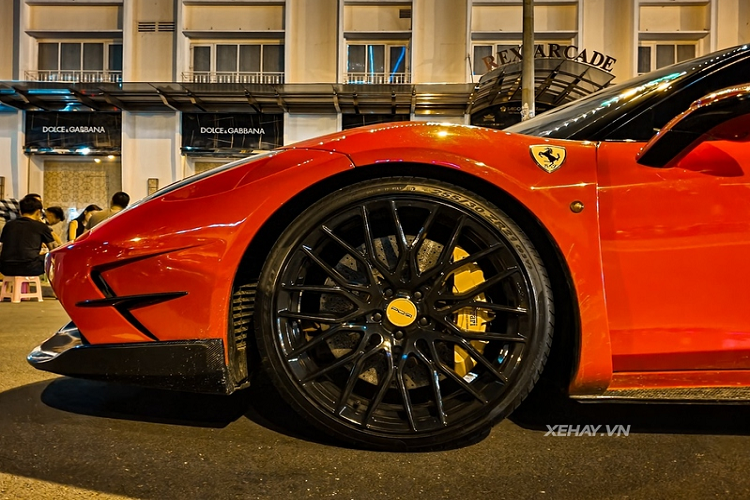 "Trái tim" của Ferrari 458 Italia là khối động cơ hút khí tự nhiên V8 4.5L sản sinh công suất 570 mã lực và mô-men xoắn cực đại 540 Nm, sức mạnh này giúp siêu xe dễ dàng tăng tốc từ 0-100 km/h trong 3,4 giây trước khi đạt tốc độ tối đa 325 km/h.