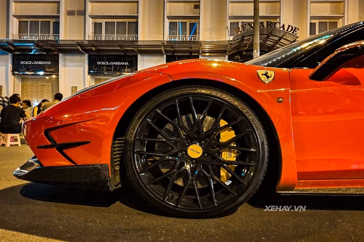 "Trái tim" của Ferrari 458 Italia là khối động cơ hút khí tự nhiên V8 4.5L sản sinh công suất 570 mã lực và mô-men xoắn cực đại 540 Nm, sức mạnh này giúp siêu xe dễ dàng tăng tốc từ 0-100 km/h trong 3,4 giây trước khi đạt tốc độ tối đa 325 km/h.