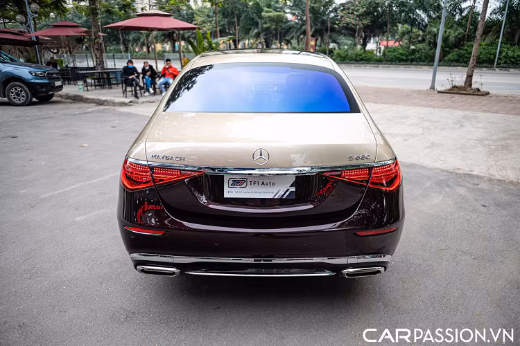 Mercedes-Maybach S680 4Matic đem đến sự tiện lợi cho người ngồi trong xe với cửa sau có thể đóng mở tự động thông qua một nút bấm ở phía sau. Đồng thời, người ngồi trước cũng có thể dễ dàng đóng mở cửa sau theo mức độ thông qua màn hình đa nhiệm ở giữa. Xe có hệ thống hỗ trợ lái cấp độ 3, từ đó cho phép người lái bỏ tay khỏi vô lăng trong các tình huống như giao thông đông đúc hoặc trên một số đường cao tốc được lựa chọn khi hệ thống này có hiệu lực từ nửa cuối năm 2021.
