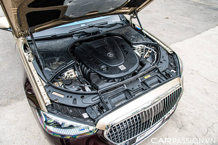 Hàng ghế sau của Maybach S-Class mới sẽ được trang bị 2 ghế Executive có chức năng mát-xa cho bắp chân và đều được trang bị gói Chauffeur tiêu chuẩn. Hành khách phía sau có thể điều chỉnh mặt ngồi, tựa lưng, gác chân để tạo thành mặt ngả thoải mái để có thể ngủ. Một chi tiết thú vị khác chính là trang bị dây đai an toàn thông minh thường được trang bị trên các mẫu Coupe và Cabriolet.