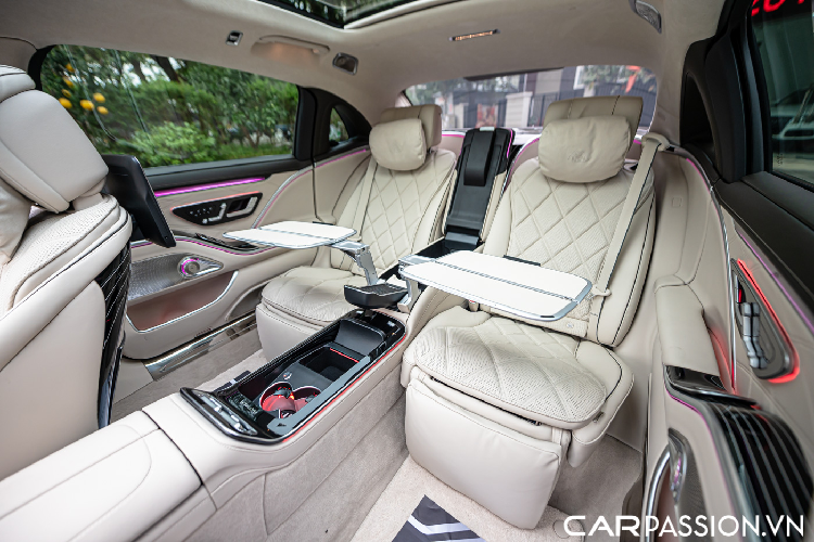 Về ngoại thất, chiếc xe sở hữu tùy chọn sơn hai tông màu có giá bán lên tới 300 triệu Đồng. Màu sơn này thuộc bảng màu Manufaktur với hai màu sắc bao gồm phần trên màu vàng đồng Kalahari Gold, phần dưới được sơn màu đỏ mận Rubellite Red metallic. Theo Mercedes-Benz, những chiếc S-Class Maybach được sơn hai tông màu có thể mất thời gian lên tới 1 tuần và được sơn thủ công một cách tinh xảo.