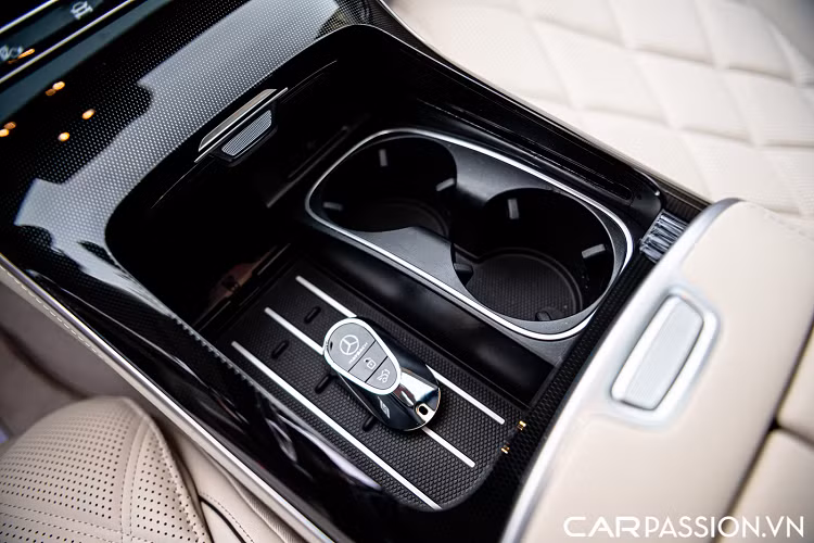 Điểm đặc biệt nhất của chiếc S680 Maybach chính là khoang nội thất của chiếc xe đem lại cho chủ sở hữu. Nội thất của S-Class Maybach vẫn được thiết kế dựa trên S-Class thế hệ mới với bảng điều khiển tối giản hiện đại. Xe được trang bị tới 5 màn hình hiển thị bao gồm màn hình trung tâm OLED 12,8 inch tích hợp các tính năng hiện đại điều chỉnh điện tử, màn hình hiển thị trình điều khiển 3D 12,3 inch với đồ họa 3D...