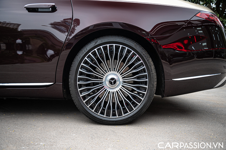 Thiết kế tổng thể của S-Class Maybach có nhiều điểm khác biệt so với S-Class thông thường. Phần cản trước của xe được trang bị lưới tản nhiệt dọc mạ chrome, nắp capo được đính một đường gân nẹp Chrome tạo điểm nhấn. Hơn nữa, lưới tản nhiệt phía dưới đã được thiết kế lại, các tấm lưới đan chéo cũng được mạ chrome tạo vẻ sang trọng. Vì là phiên bản Maybach nên cửa sau của xe đã được kéo dài, cột C của xe được trang bị thêm một ô kính tách biệt và được đính logo Maybach.