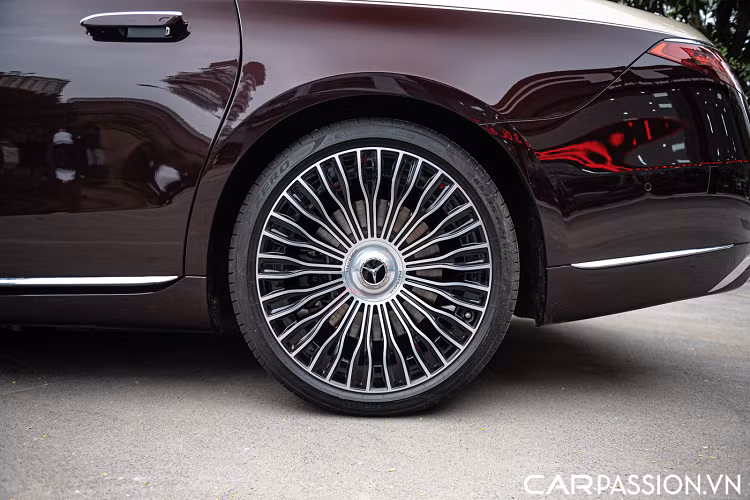 Thiết kế tổng thể của S-Class Maybach có nhiều điểm khác biệt so với S-Class thông thường. Phần cản trước của xe được trang bị lưới tản nhiệt dọc mạ chrome, nắp capo được đính một đường gân nẹp Chrome tạo điểm nhấn. Hơn nữa, lưới tản nhiệt phía dưới đã được thiết kế lại, các tấm lưới đan chéo cũng được mạ chrome tạo vẻ sang trọng. Vì là phiên bản Maybach nên cửa sau của xe đã được kéo dài, cột C của xe được trang bị thêm một ô kính tách biệt và được đính logo Maybach.