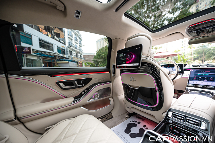 Phiên bản S 680 4Matic cũng được trang bị tính năng đánh lái bánh sau, giúp chiếc sedan dài 5,46 mét có thể di chuyển một cách linh hoạt hơn. Hệ thống lái chủ động phía sau cũng được trang bị để giúp Maybach S-Class mới cơ động và chính xác hơn, xoay bánh sau tới 10 độ.