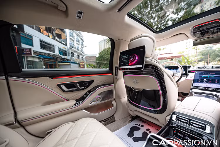 Phiên bản S 680 4Matic cũng được trang bị tính năng đánh lái bánh sau, giúp chiếc sedan dài 5,46 mét có thể di chuyển một cách linh hoạt hơn. Hệ thống lái chủ động phía sau cũng được trang bị để giúp Maybach S-Class mới cơ động và chính xác hơn, xoay bánh sau tới 10 độ.