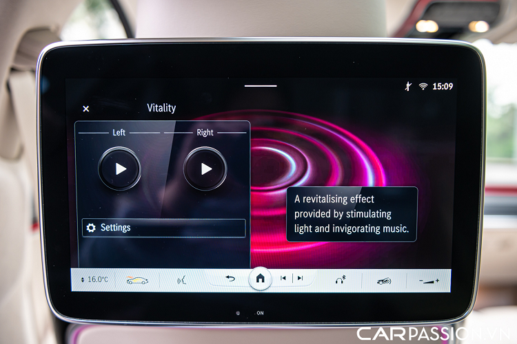 Xe cũng được trang bị một máy tính bảng Samsung đã được kết nối với hệ điều hành giúp người dùng điều chỉnh thiết lập trên xe. Chiếc S680 này sở hữu khoang nội thất bọc da Exclusive Nappa màu trắng kem Macchiato Beige và Bronze Brown Pearl, các tấm ốp trang trí trên bảng táp lô cũng như các bụng cửa là tùy chọn ốp gỗ óc chó cùng các đường nhôm dọc. Riêng tùy chọn tấm ốp trang trí trong nội thất xe đã tiêu tốn thêm khoảng 75 triệu đồng.
