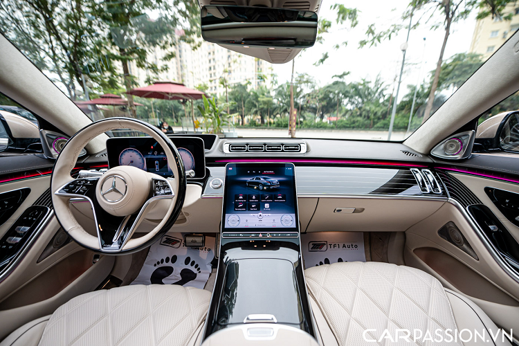 Ngoài ra, nhằm tăng vẻ sang trọng cho ngoại thất của xe, chiếc xe đã được trang bị bộ mâm đa chấu có thiết kế tinh xảo Maybach Exclusive "Champagne Flute”. Bộ mâm tùy chọn này có kích thước 21 inch và được trang bị đi kèm lốp Pirelli P Zero.