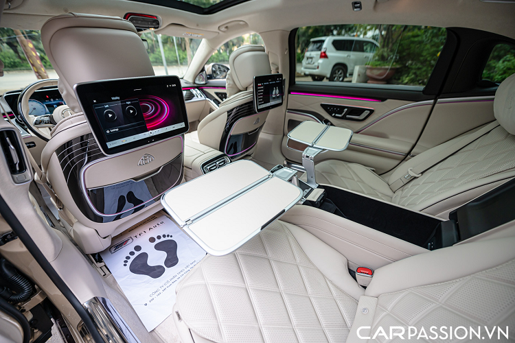 Phần màu sơn tổng thể của xe sẽ vẫn được sơn trong dây chuyền gốc, tuy nhiên phần khung xe sẽ được chuyển đến bộ phận sơn thủ công để được sơn màu phần trên. Đây là một quá trình rất khó khăn, đòi hỏi sự chính xác cao vì đội ngũ sơn phải định hình một cách chính xác đường ranh giới ngăn cách giữa hai màu sơn để có thể dán băng keo che sơn đặc biệt, thêm vào đó, họ phải căn khoảng cách đúng 4mm để vẽ đường chia màu ngang thân xe một cách chính xác nhất.