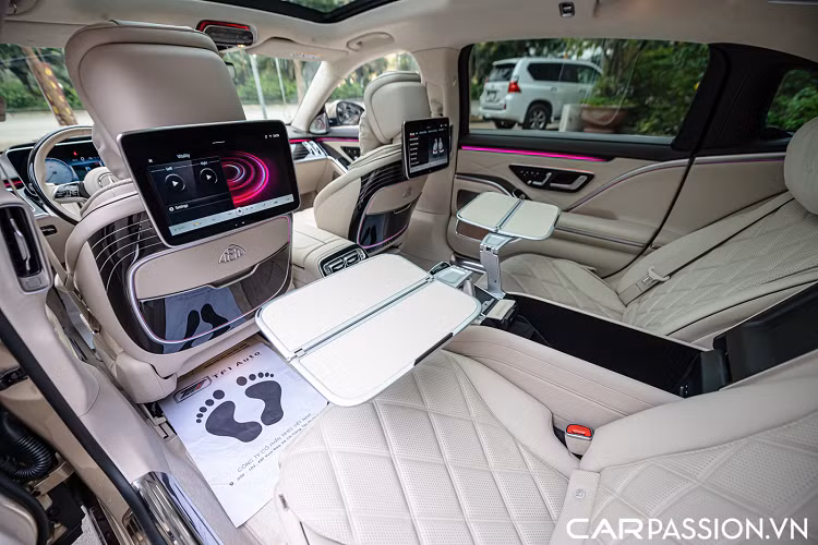 Phần màu sơn tổng thể của xe sẽ vẫn được sơn trong dây chuyền gốc, tuy nhiên phần khung xe sẽ được chuyển đến bộ phận sơn thủ công để được sơn màu phần trên. Đây là một quá trình rất khó khăn, đòi hỏi sự chính xác cao vì đội ngũ sơn phải định hình một cách chính xác đường ranh giới ngăn cách giữa hai màu sơn để có thể dán băng keo che sơn đặc biệt, thêm vào đó, họ phải căn khoảng cách đúng 4mm để vẽ đường chia màu ngang thân xe một cách chính xác nhất.