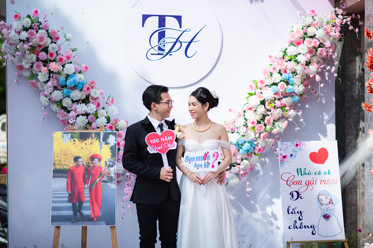 Được mai mối lúc giãn cách, cặp đôi 'gây sốt' với chuyện tình mật ngọt Duoc mai moi luc gian cach, cap doi 'gay sot' voi chuyen tinh mat ngot