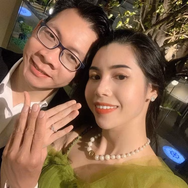 Duoc mai moi luc gian cach, cap doi 'gay sot' voi chuyen tinh mat ngot-Hinh-6