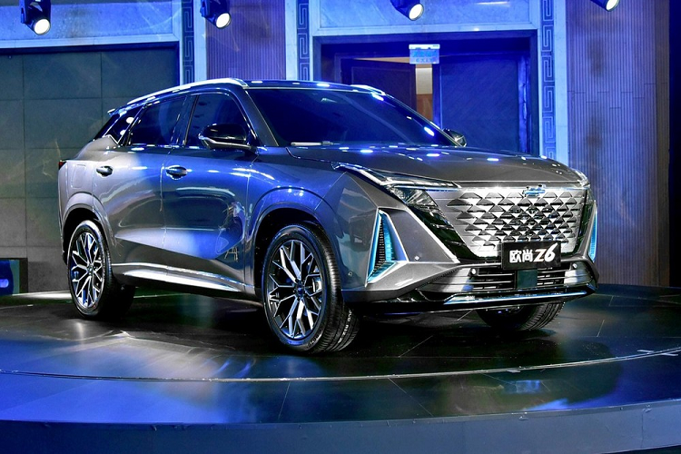 Trong khi đó, phiên bản máy xăng cao cấp được trang bị thêm màn hình 9,1 inch được dùng chủ yếu để phục vụ hệ thống định vị, hệ thống đèn viền 64 màu, hệ thống âm thanh 6 loa, hệ thống kiểm soát hành trình thích ứng, camera 360 độ và hệ thống dừng xe khẩn cấp. Chỉ có bản PHEV cao cấp mới có hệ thống âm thanh Sony 9 loa cũng như hệ thống hỗ trợ lái bán tự động cấp độ 2 EaglePilot 7.0 nhờ 12 radar, 3 radar sóng milimet và 5 camera xung quanh xe.