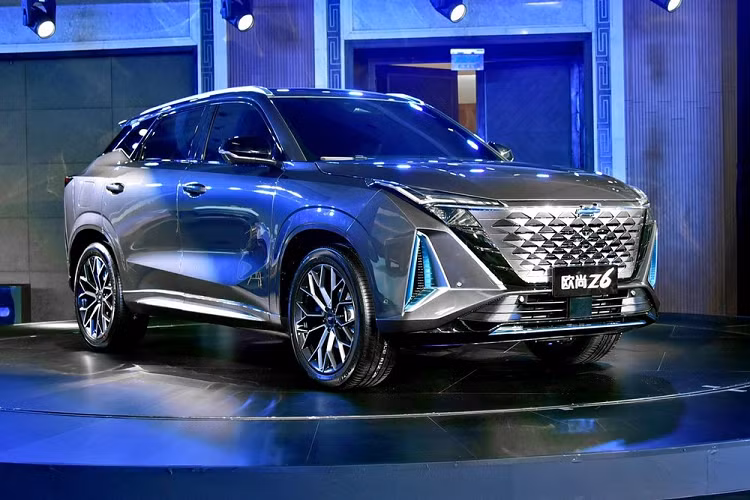 Trong khi đó, phiên bản máy xăng cao cấp được trang bị thêm màn hình 9,1 inch được dùng chủ yếu để phục vụ hệ thống định vị, hệ thống đèn viền 64 màu, hệ thống âm thanh 6 loa, hệ thống kiểm soát hành trình thích ứng, camera 360 độ và hệ thống dừng xe khẩn cấp. Chỉ có bản PHEV cao cấp mới có hệ thống âm thanh Sony 9 loa cũng như hệ thống hỗ trợ lái bán tự động cấp độ 2 EaglePilot 7.0 nhờ 12 radar, 3 radar sóng milimet và 5 camera xung quanh xe.